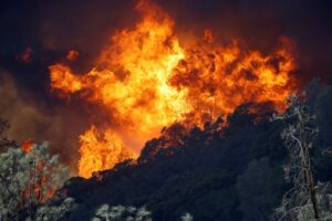 A fire near Los Angeles (USA) forces 60,000 people to evacuate