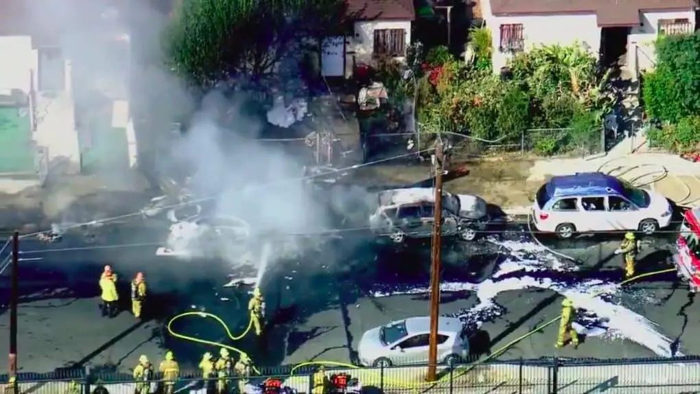Pilot dies in plane crashes in the middle of Los Angeles neighborhood