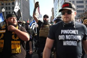 Pinochet did nothing wrong, reads the T-shirt of one of the protesters from the far-right group Proud Boys who today also mobilized for Trump in Washington
